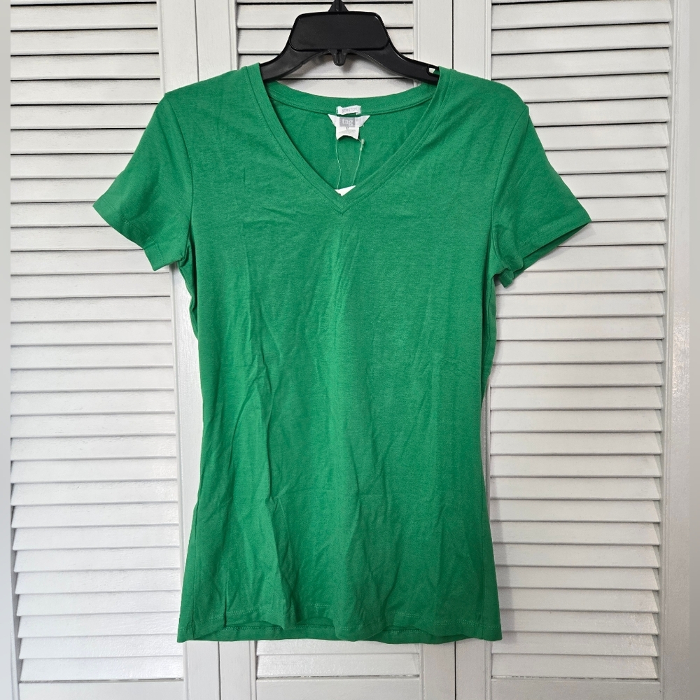🟢 Tag Green Short Sleeve V-Neck Tee